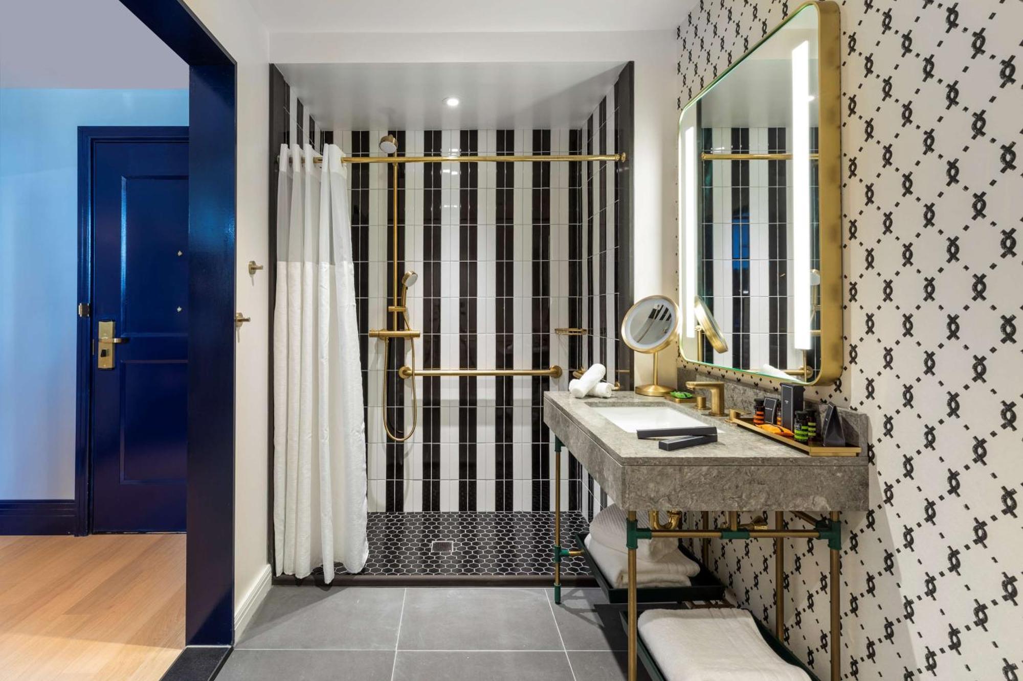 Canopy By Hilton Center 4*